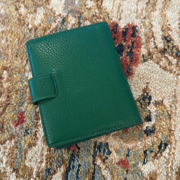 TORY BURCH LANDON PASSPORT HOLDER in emerald stone - Picture 3 of 5